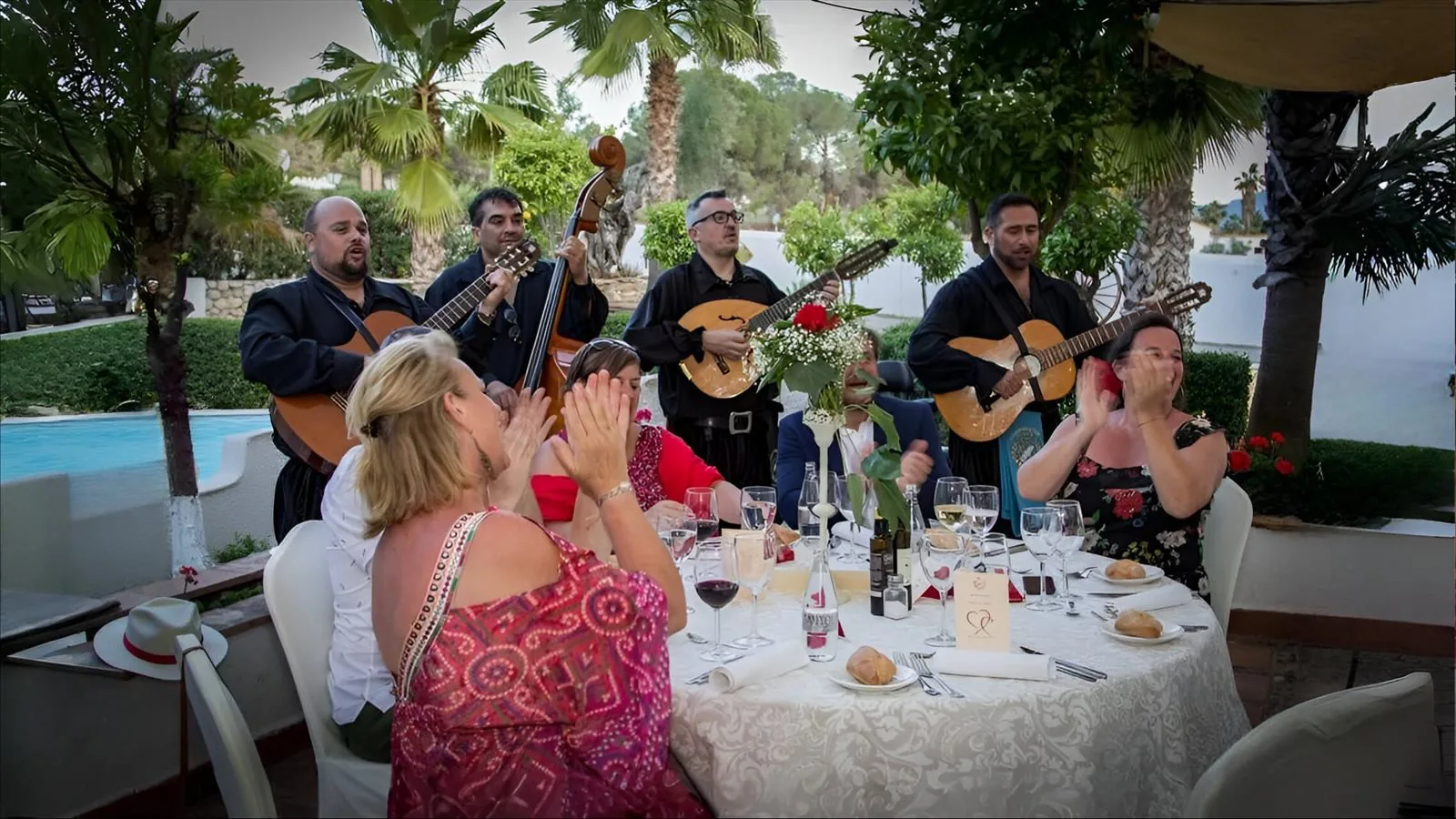 Brindis durante una boda amenizada por la tuna