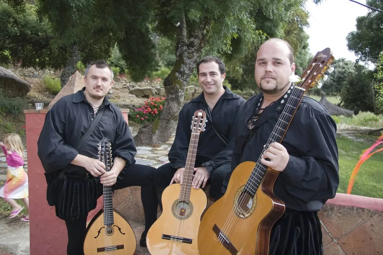 Tres tunos tocando juntos